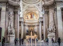 The inspiration of its neoclassical exterior is taken from ancient Roman architecture, while the impressive and dramatic interiors are irrefutably Fre