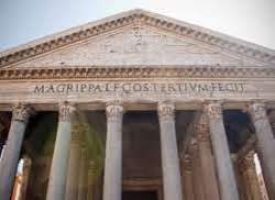Above the Pantheon's façade figures, one can see an engraving, which reads 'AUX GRANDS HOMMES LA PATRIE RECONNAISANTE'. The inscription means 'To grea