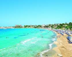 Besides being a UNESCO-protected World Heritage Site, the city also offers clean and family-friendly beaches. These are ideal for organizing a picnic 