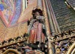 The chapel comprises 2 sections. The upper chapel was designed for the relics and the King and his family, with painted ceilings and 12 statues that r