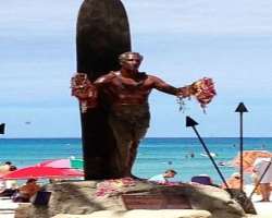 The place is also popular as the place of introduction of modern surfing. Duke Kahanamoku who is also called the father of modern surfing spent his ch