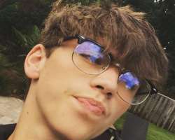 Andrew Lightcap Birthday, Real Name, Age, Weight, Height, Family, Facts ...