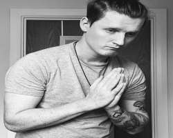 Ryan is a tattoo lover and has one of his full of various tattoos.