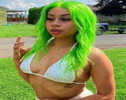 The star loves tattoo and has a cross tattoo on her rib The star loves tattoo and has a cross tattoo on her rib.
