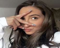 Marie loves nail art.