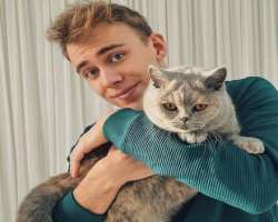 Gazwa has adopted a cat who also appeared in his Instagram posts and YouTube videos.