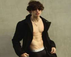 The star has maintained his abs by working out at gym for hours.