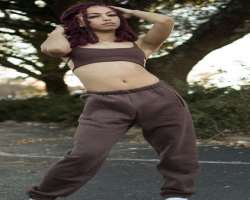She enjoys getting captured by the camera and flaunts her model-like poses a picture on her Instagram account.