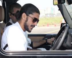 Farhan learned driving very late, he learned bike riding while he was doing the film, Kartik Calling Kartik and car driving at the age of 22 Farhan learned driving very late, he learned bike riding while he was doing the film, Kartik Calling Kartik and car driving at the age of 22.