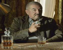 Graham Greene (Actor) Birthday, Real Name, Age, Weight, Height, Family ...