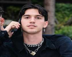 The star is often seen with earrings and a thick chain on his neck The star is often seen with earrings and a thick chain on his neck.