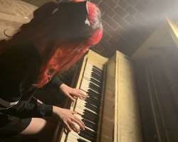 One more fact about her that she can also play the piano.