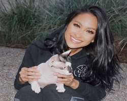 The star is allergic to cats but she owns two hairless cats. Her cats take bath every second day as Melisa is allergic to the oils they secrete.