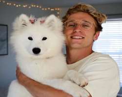 The star is an animal lover and has a cute pomeranian dog in his home.