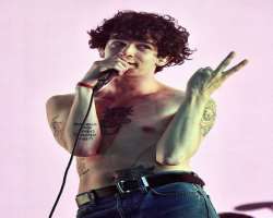 Matty Healy Birthday, Real Name, Age, Weight, Height, Family, Facts ...