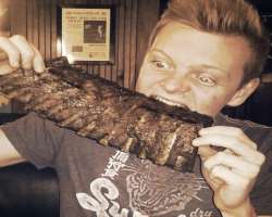 MrWilliamo eating non vegetarian food MrWilliamo eating non vegetarian food