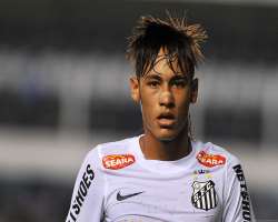 During his youth career, he was a part of Portuguesa Santista and Santos from 1999 to 2003 and 2003 to 2009 respectively. 