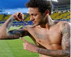 He is close to his sister and has inked the face of his sister on his arm. His sister has a tattoo of his eyes on her arm.