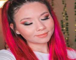 She posts her makeup art and style also on her Instagram account; she has more than 14,000 followers on the platform.