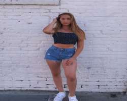 She shares her fashionable and stylish outfits on her Instagram account She shares her fashionable and stylish outfits on her Instagram account.
