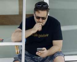 Russell Crowe smoking