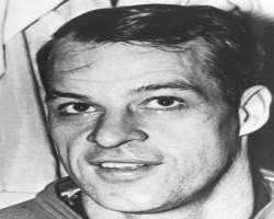 Over his entire career, Howe's face had 500 stitches and more than it.